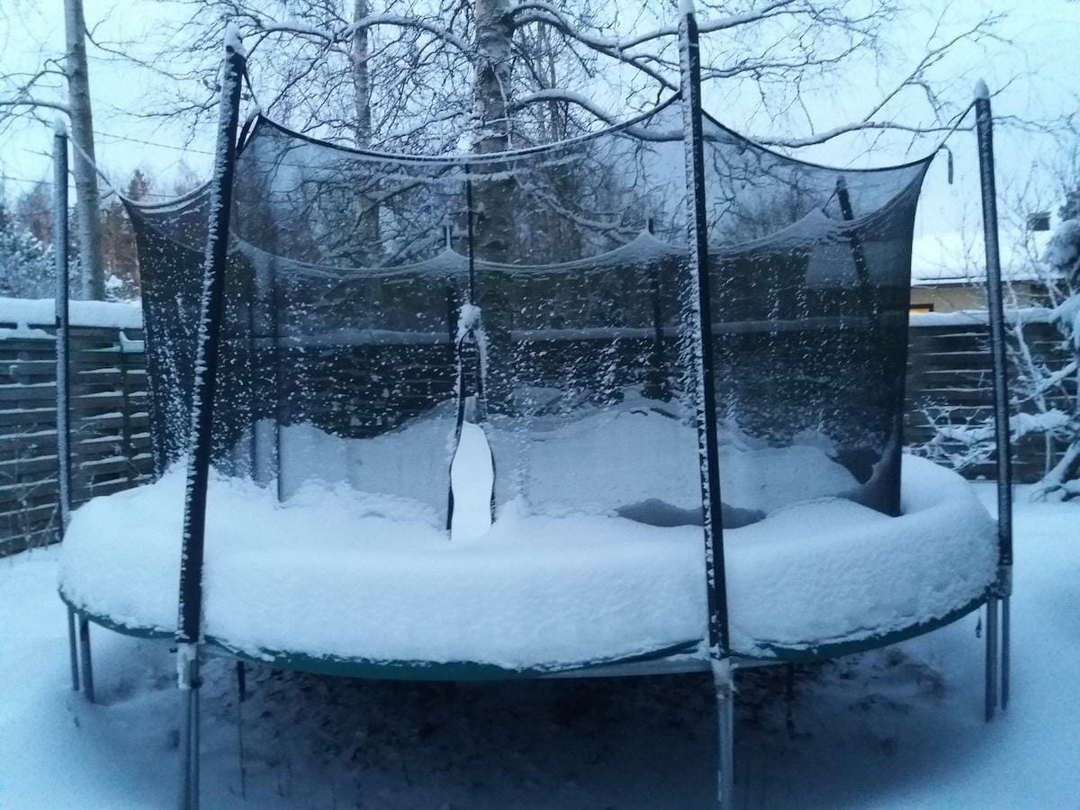 How much snow can a trampoline hold
